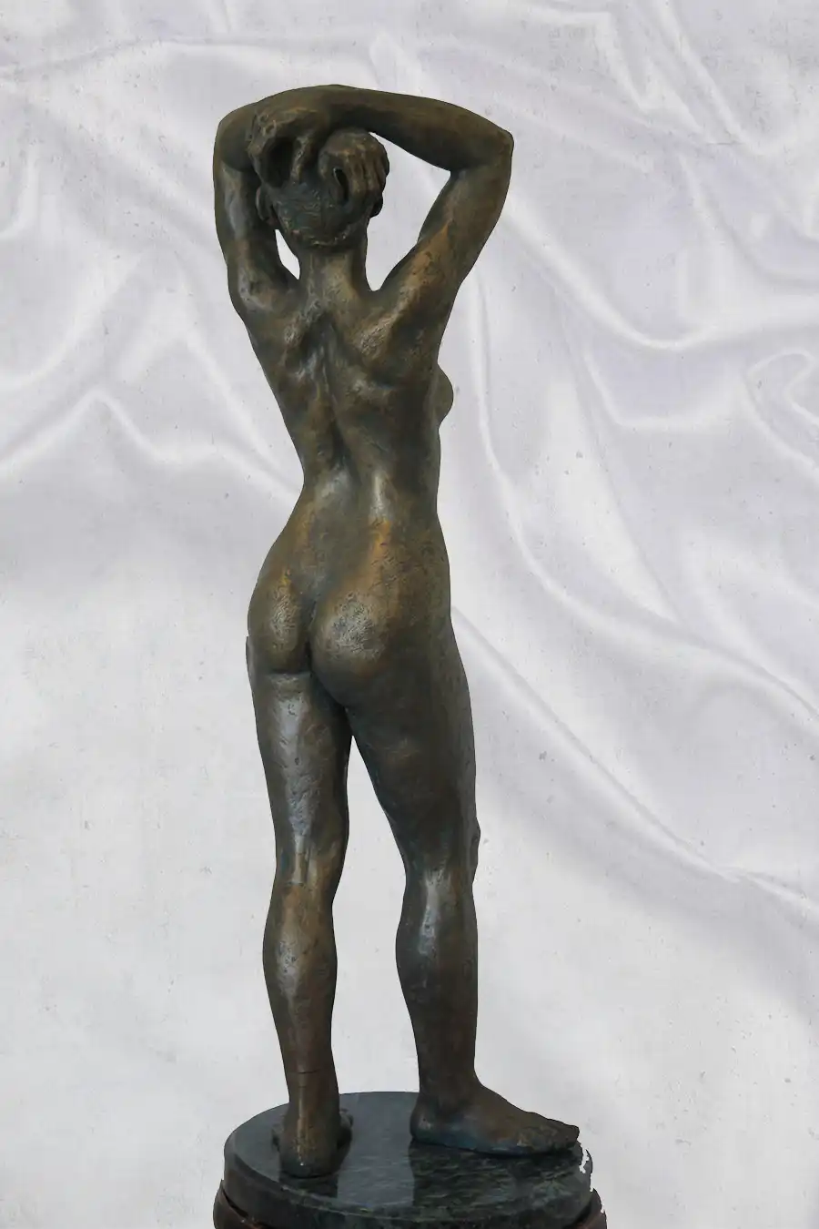 IMAGE DESCRIPTION REQUIRED